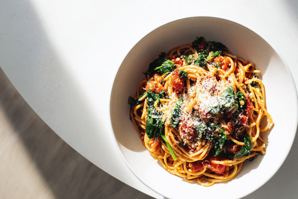 Chickpea spaghetti with spinach and tomato sauce for diabetics